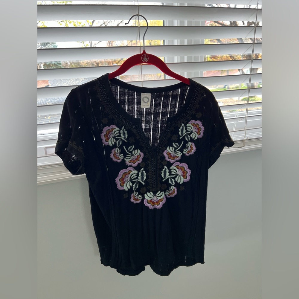 Anthropologie top made in India and beautiful colors! Gently worn